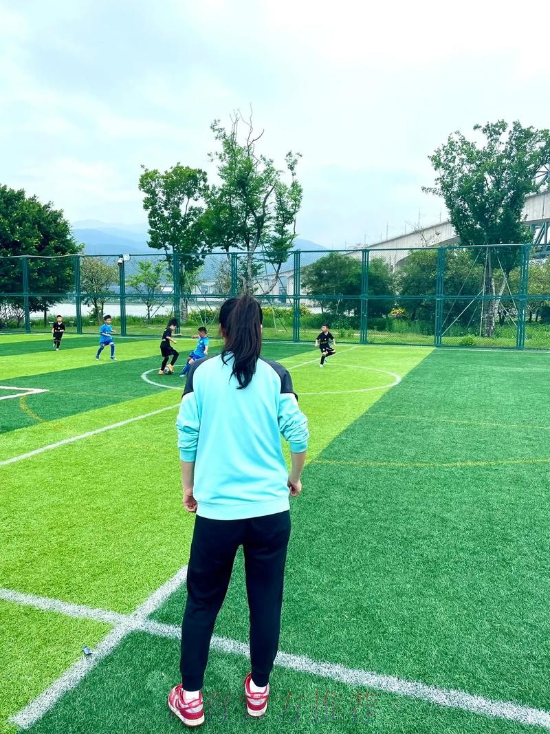 小小足球，带她跑进一个“新世界”